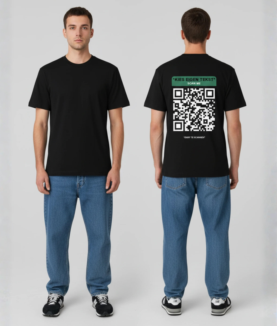 Zwart unisex T-shirt voor- en achteraanzicht gedragen door mannelijk model met QR-code en kies eigen tekst print in groen kader op de rug