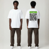 Wit T-shirt met felgroene eigen tekst banner, grote zwarte QR-code en DURF TE SCANNEN tekst op de rug