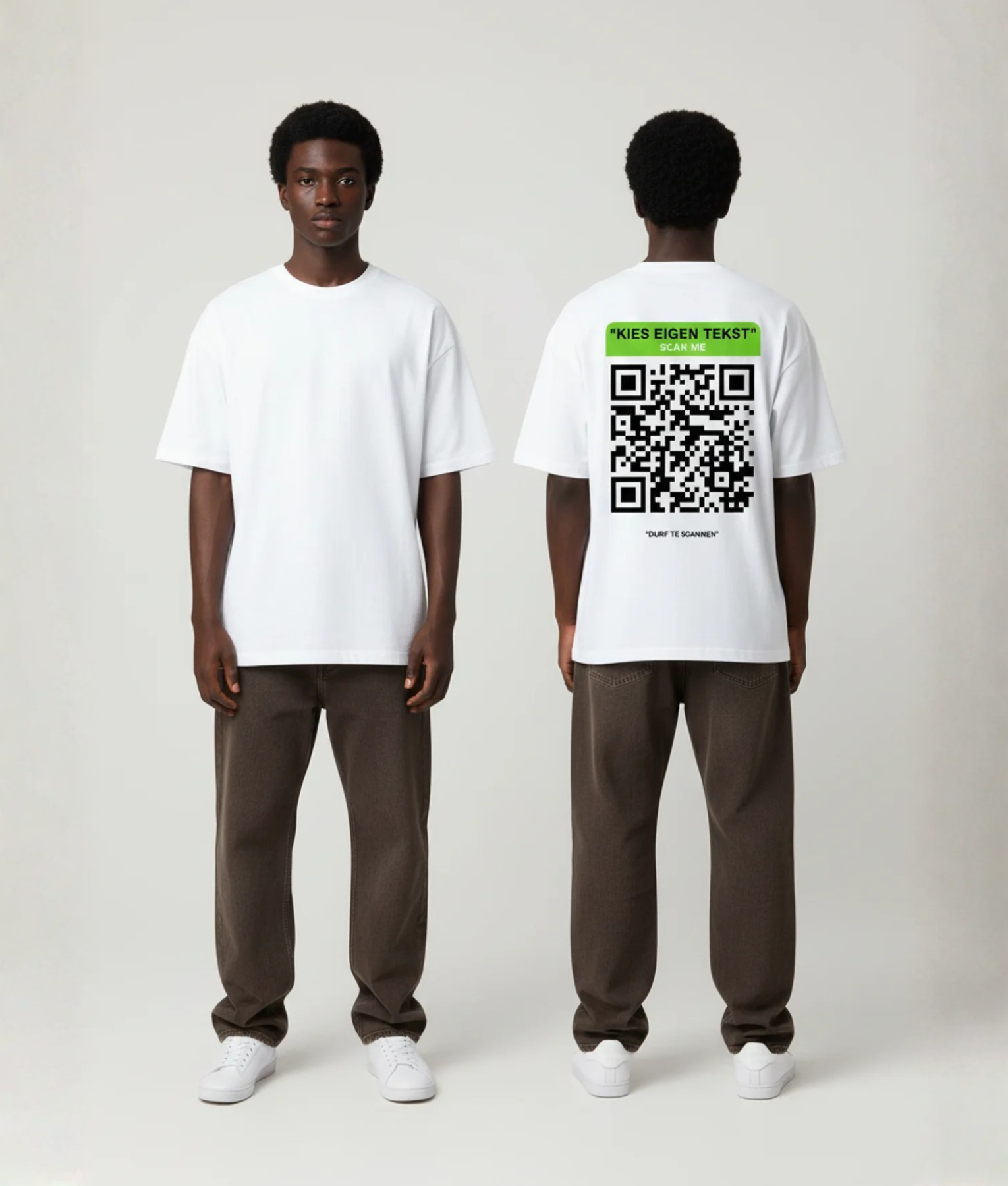Wit T-shirt met felgroene eigen tekst banner, grote zwarte QR-code en DURF TE SCANNEN tekst op de rug