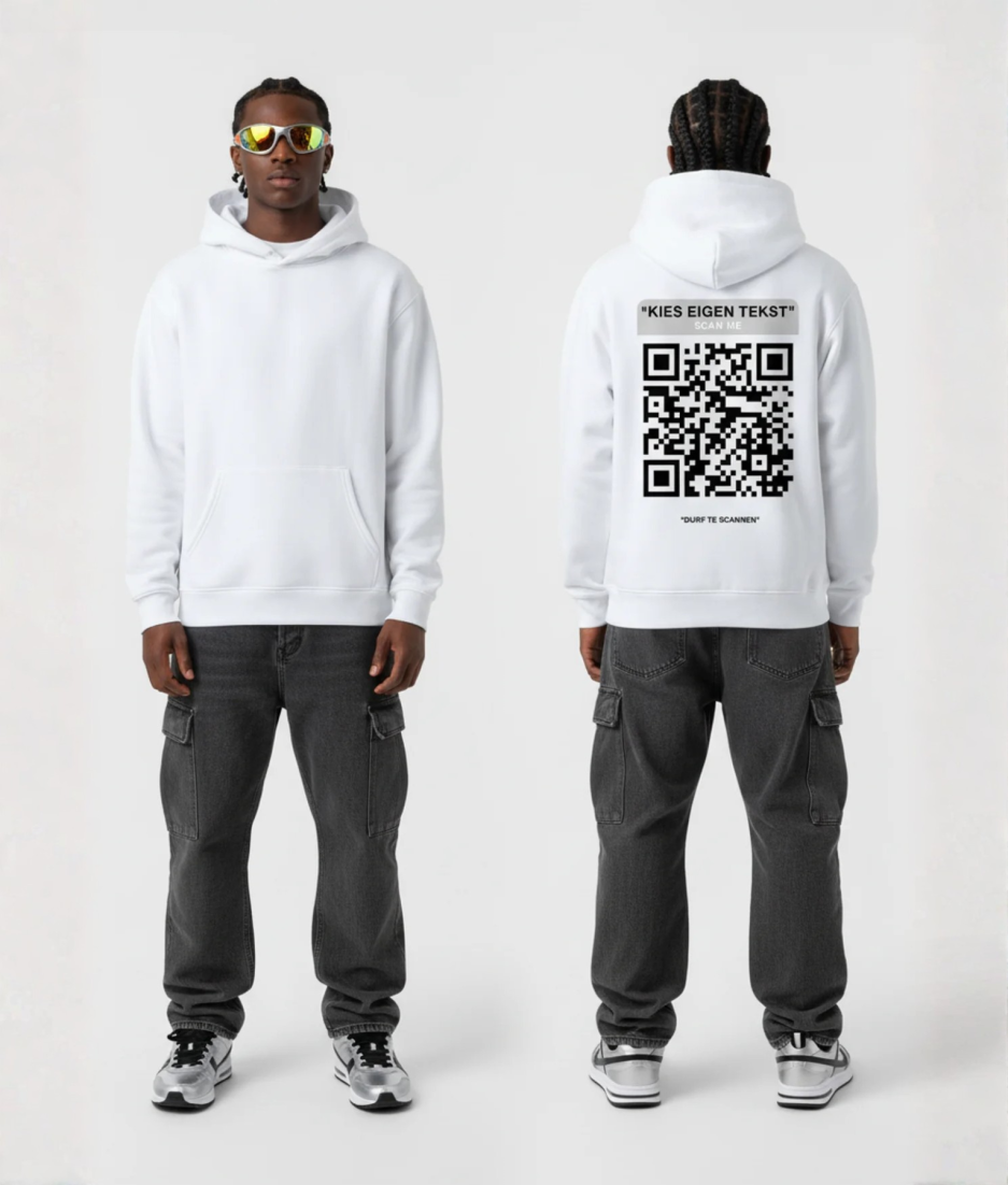 Witte hoodie met grijze QR-code banner en eigen tekst op de rug