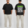 Zwart T-shirt met felgroene eigen tekst banner, grote witte QR-code en DURF TE SCANNEN tekst op de rug