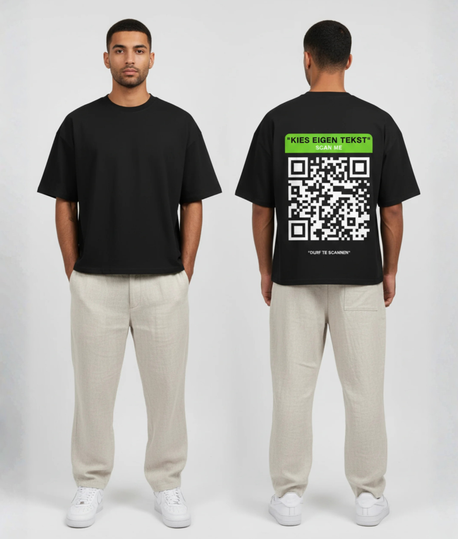 Zwart T-shirt met felgroene eigen tekst banner, grote witte QR-code en DURF TE SCANNEN tekst op de rug