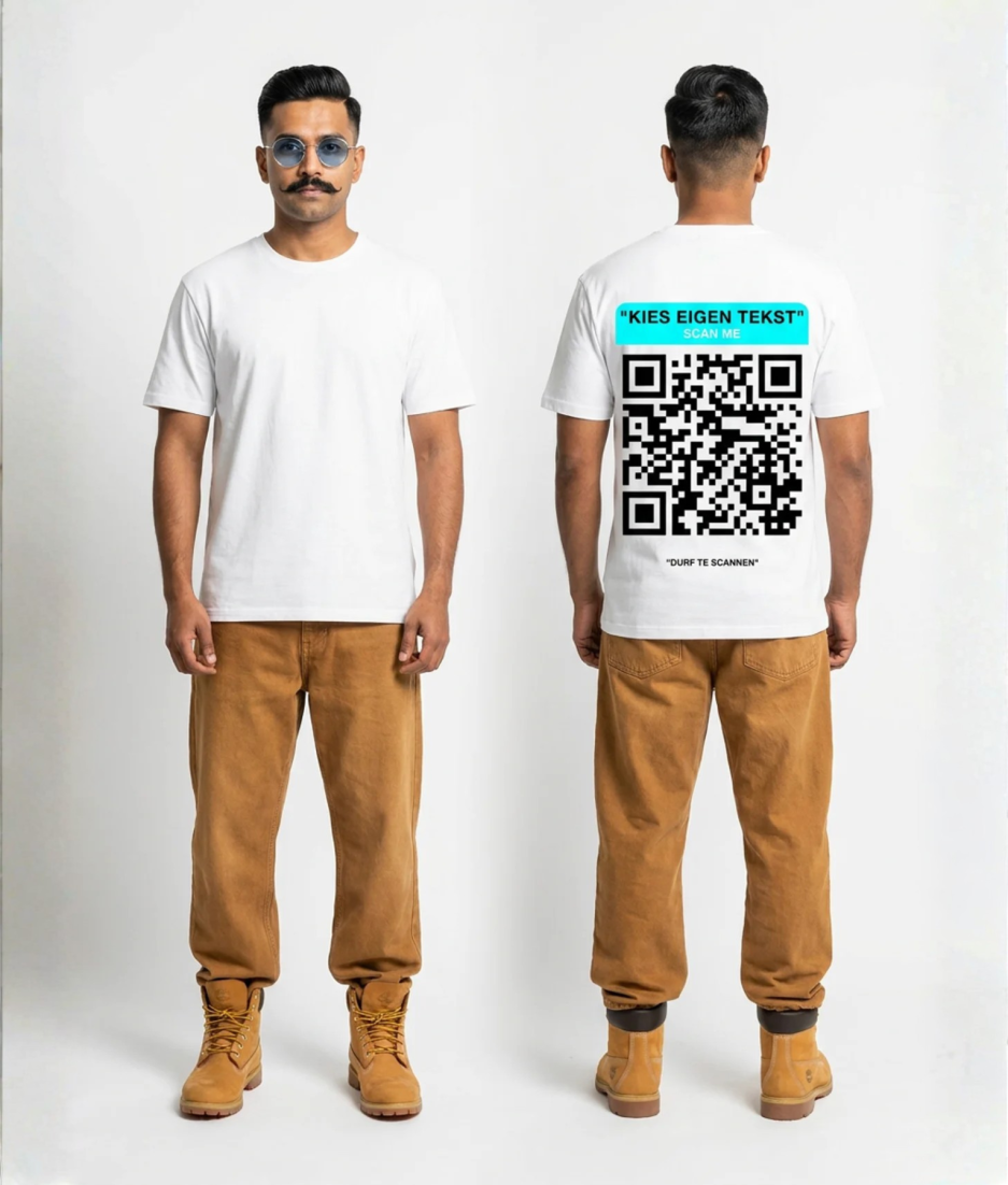 Wit unisex t-shirt met gepersonaliseerde QR-code opdruk en 'Kies Eigen Tekst' label van PEP SCHEP – scanbare print op de rug voor eigen boodschap
