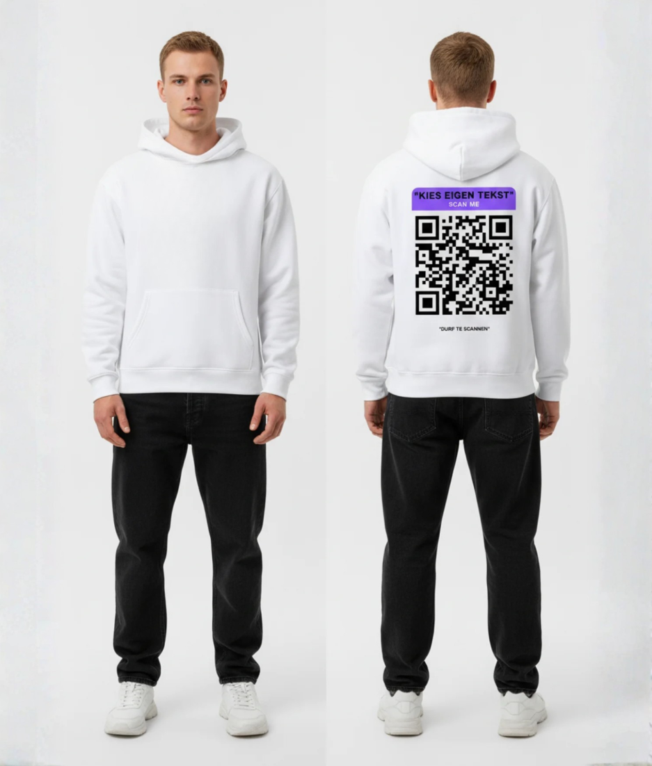 Witte hoodie met paarse QR-code banner en eigen tekst op de rug