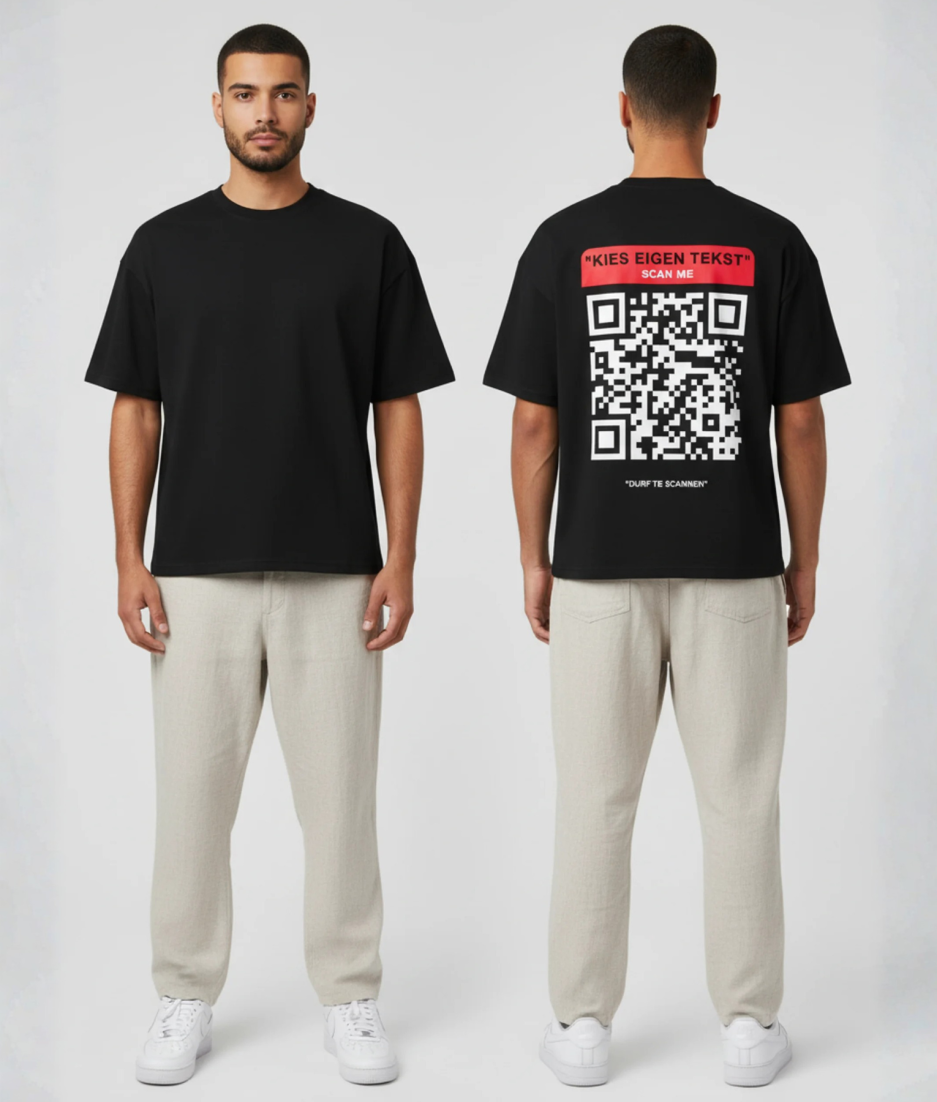 Zwart T-shirt met rode QR-code banner en eigen tekst op de rug