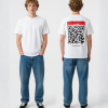 Wit T-shirt met rode eigen tekst banner, grote zwart-witte QR-code en DURF TE SCANNEN tekst op de rug