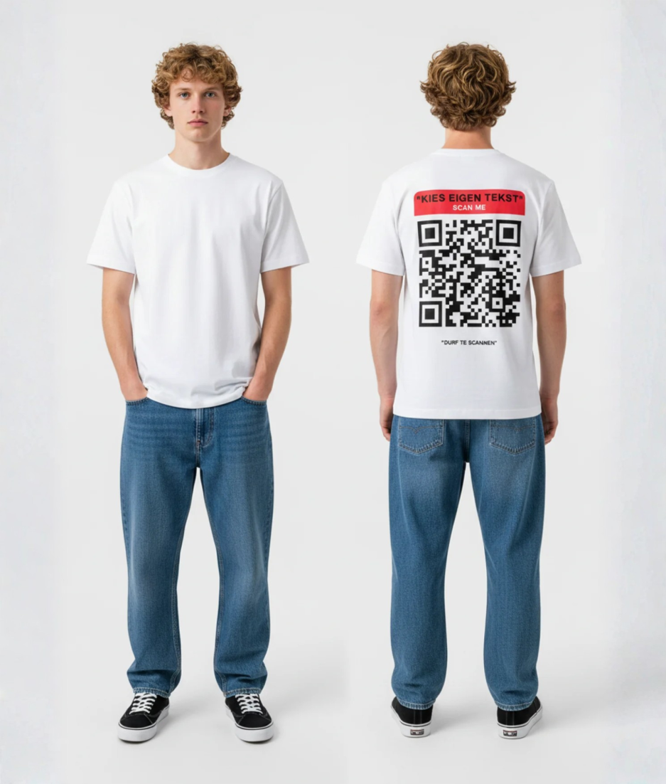 Wit T-shirt met rode eigen tekst banner, grote zwart-witte QR-code en DURF TE SCANNEN tekst op de rug