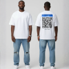 Wit T-shirt met blauwe eigen tekst banner, grote zwarte QR-code en DURF TE SCANNEN tekst op de rug