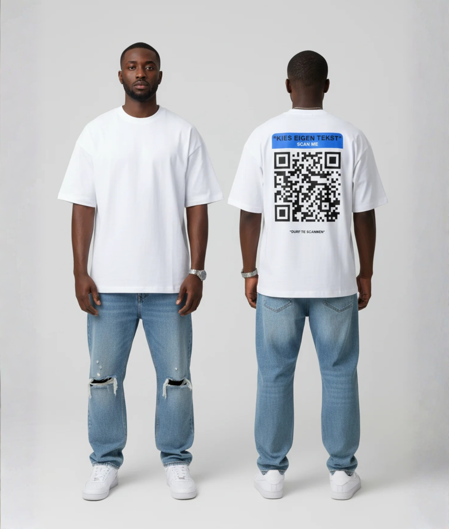 Wit T-shirt met blauwe eigen tekst banner, grote zwarte QR-code en DURF TE SCANNEN tekst op de rug