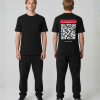 Zwart unisex T-shirt voor- en achteraanzicht gedragen door mannelijk model met rode Kies Eigen Tekst banner en grote zwart-witte QR-code personaliseerbaar op de rug