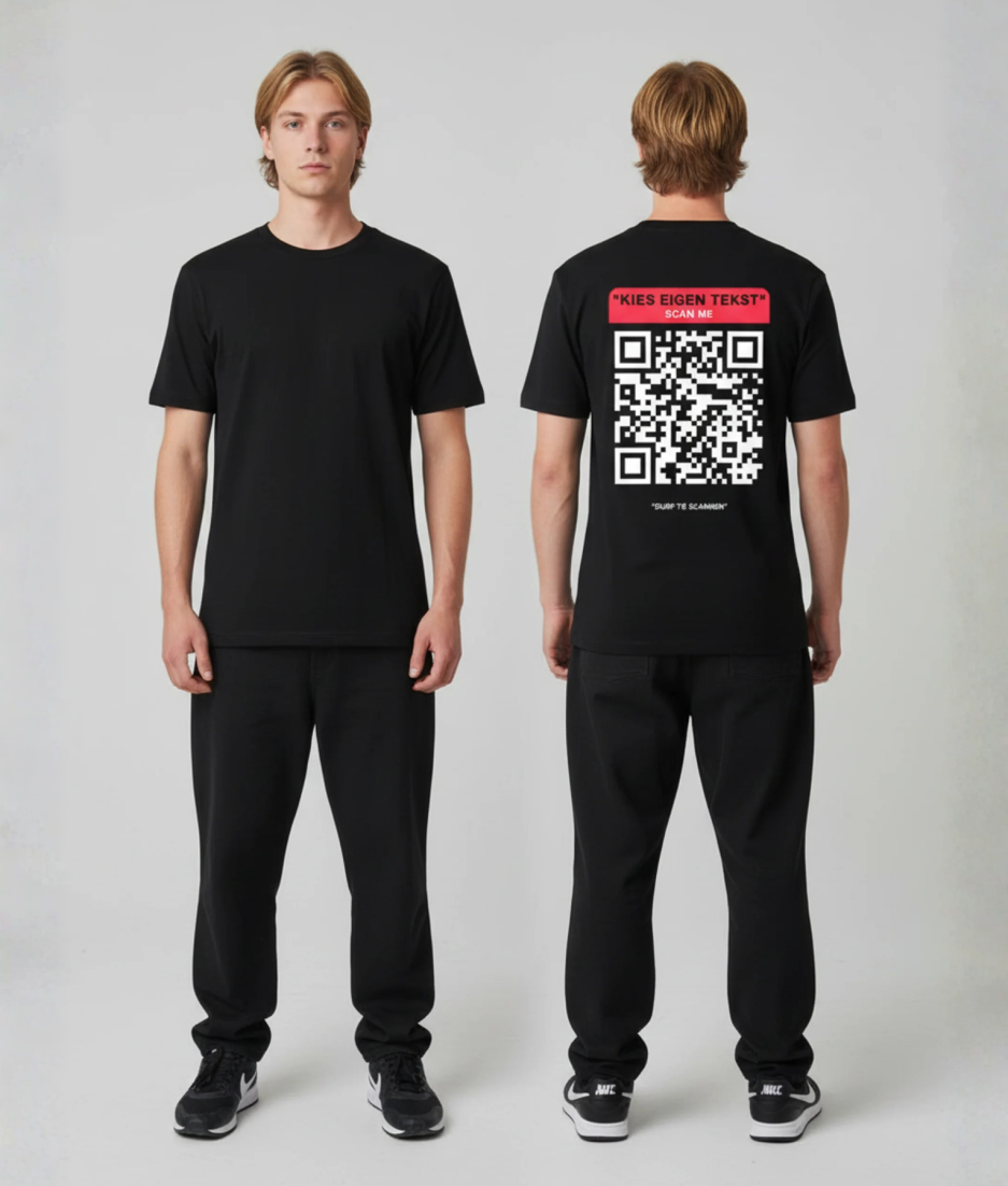 Zwart unisex T-shirt voor- en achteraanzicht gedragen door mannelijk model met rode Kies Eigen Tekst banner en grote zwart-witte QR-code personaliseerbaar op de rug