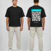 Zwart T-shirt met cyaan eigen tekst banner, grote witte QR-code en DURF TE SCANNEN tekst op de rug