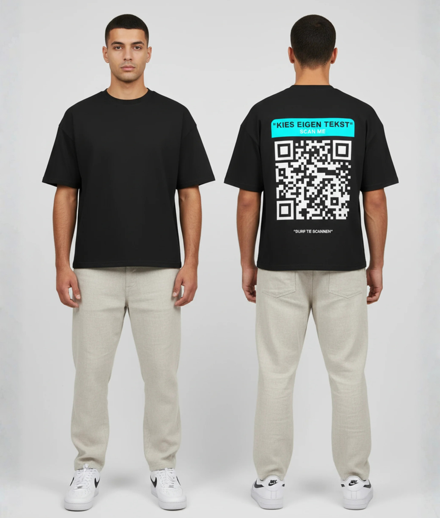 Zwart T-shirt met cyaan eigen tekst banner, grote witte QR-code en DURF TE SCANNEN tekst op de rug