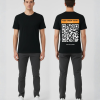 Zwart unisex T-shirt voor- en achteraanzicht gedragen door mannelijk model met oranje Kies Eigen Tekst banner en grote QR-code print personaliseerbaar op de rug