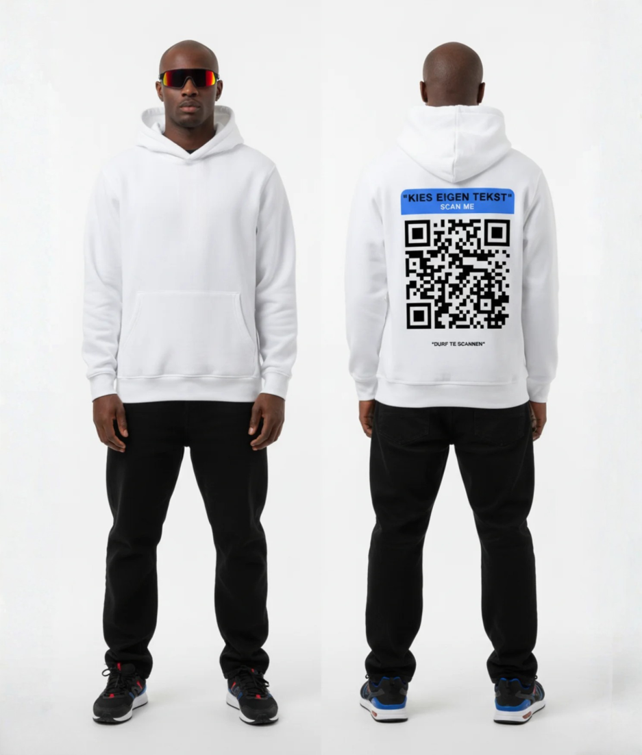 Witte hoodie met blauwe QR-code banner en eigen tekst op de rug