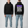 Man in zwarte hoodie voor- en achterkant met paarse QR-code opdruk en tekst KIES EIGEN TEKST
