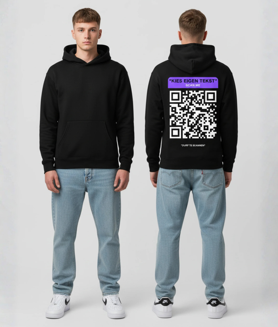 Man in zwarte hoodie voor- en achterkant met paarse QR-code opdruk en tekst KIES EIGEN TEKST