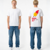 Wit unisex t-shirt met Raketje ijslolly opdruk van PEP SCHEP – kleurrijke rood-geel-oranje ijsprint op de rug in supermarkt prijskaartje stijl
