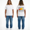 Wit unisex T-shirt voor- en achteraanzicht gedragen door mannelijk model met raketje en vlam illustratie met tekstregels print op de rug