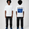 Wit T-shirt met RAVE DRUGS COMPANY tekst herhalend, blauwe vaten foto en we all love eating candy tekst op de rug