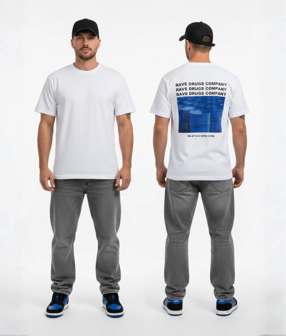 Wit T-shirt met RAVE DRUGS COMPANY tekst herhalend, foto van blauwe chemische vaten en We all love eating candy tekst op de rug