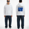Man in witte hoodie voor- en achterkant met RAVE DRUGS COMPANY tekst en blauwe vaten print op de rug