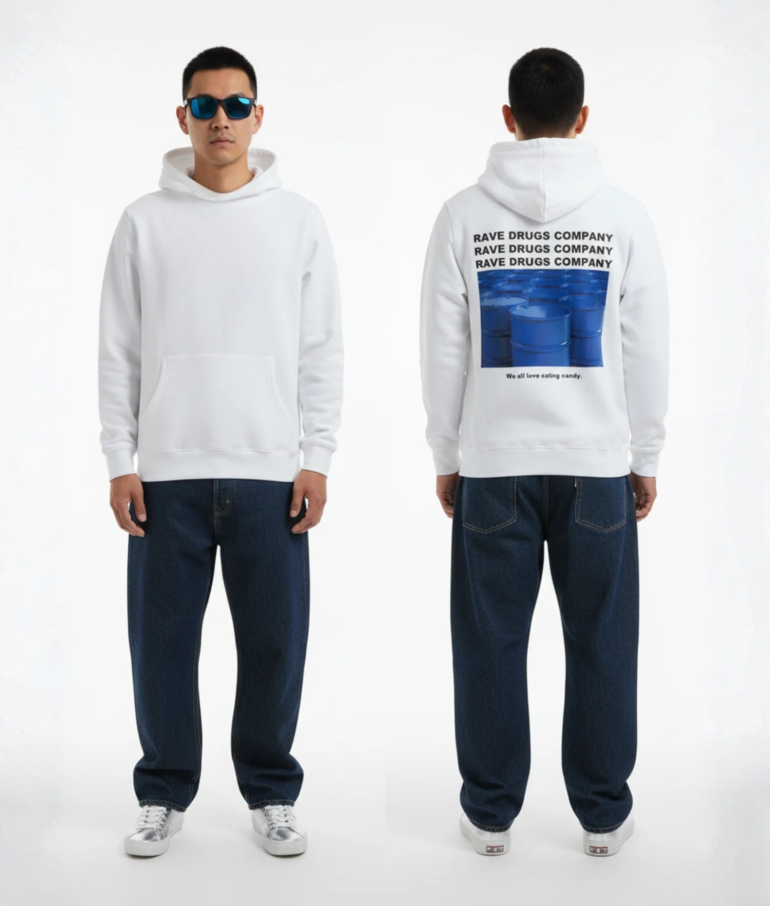 Man in witte hoodie voor- en achterkant met RAVE DRUGS COMPANY tekst en blauwe vaten print op de rug