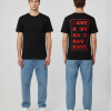 Zwart unisex T-shirt voor- en achteraanzicht gedragen door mannelijk model met RAVE tekst herhaald in rood kader print op de rug