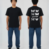 Zwart unisex T-shirt voor- en achteraanzicht gedragen door mannelijk model met Rave Safe print witte vlinders grafisch design op de rug