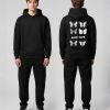 Man in zwarte hoodie voor- en achterkant met witte vlinders en tekst RAVE SAFE op de rug