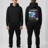 Zwarte hoodie met ravesafe tekst en abstracte groene en paarse illustratie op de rug