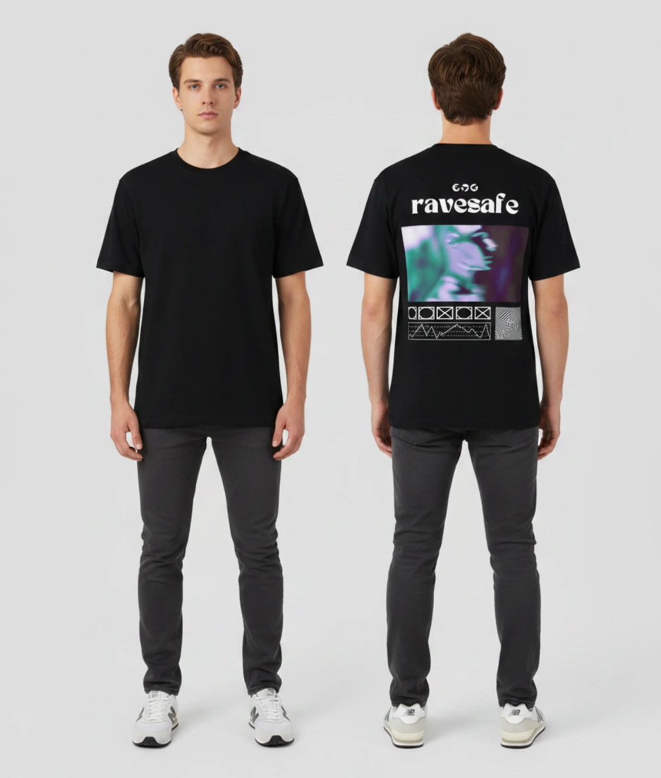 Zwart unisex T-shirt voor- en achteraanzicht gedragen door mannelijk model met ravesafe print en grafische illustratie op de rug