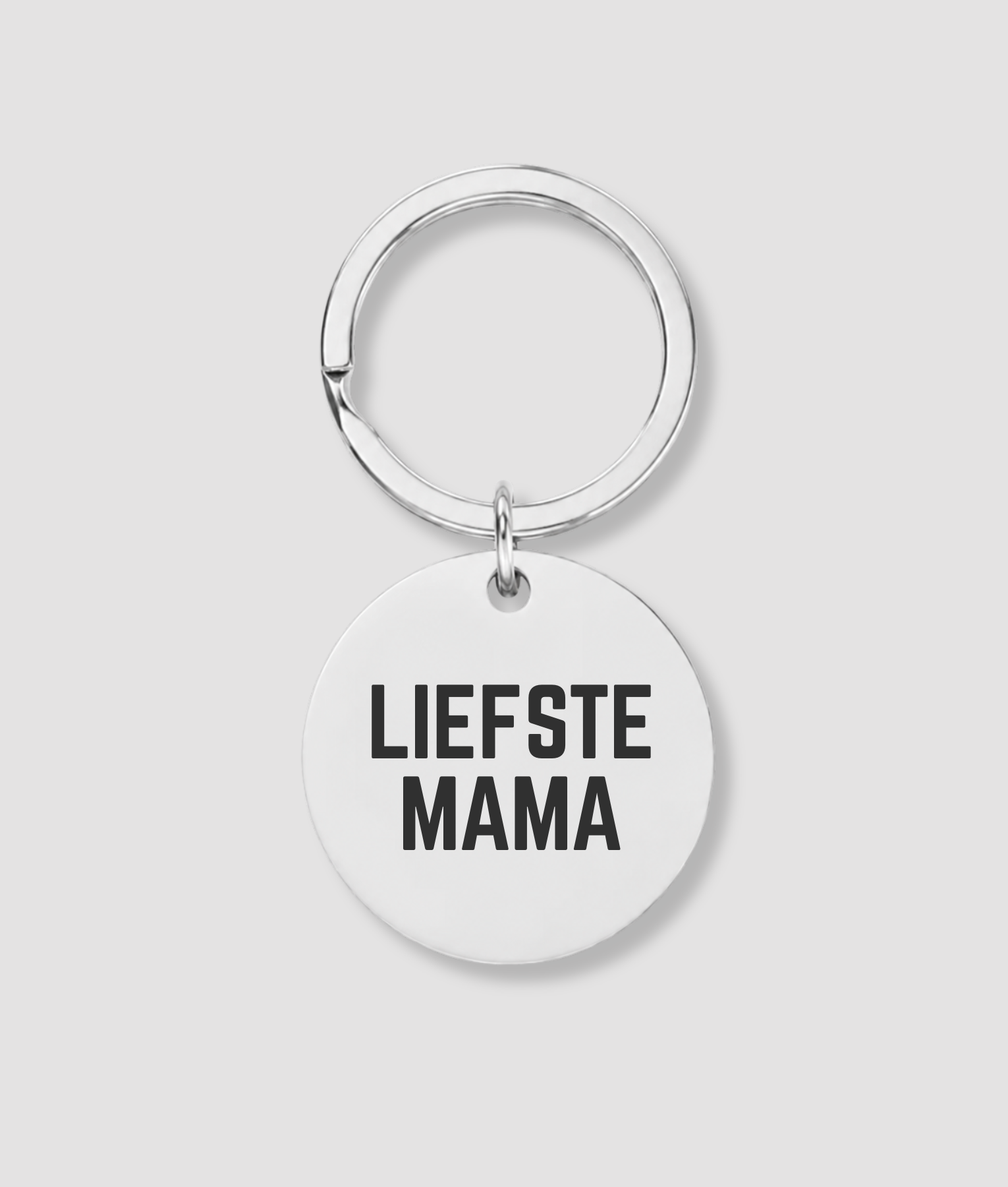 Ronde zilveren sleutelhanger met zwarte tekst LIEFSTE MAMA