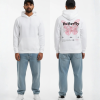 Man in witte hoodie voor- en achterkant met roze vlinder en Butterfly print op de rug