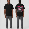 Zwart T-shirt met roze SAKURA tekst, Japanse tekens, roze kersenbloesem tak illustratie op een grid achtergrond op de rug