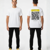 Wit T-shirt met gele eigen tekst banner, grote zwart-witte QR-code en DURF TE SCANNEN tekst op de rug