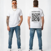 Wit T-shirt met grijze eigen tekst banner, grote zwart-witte QR-code en DURF TE SCANNEN tekst op de rug