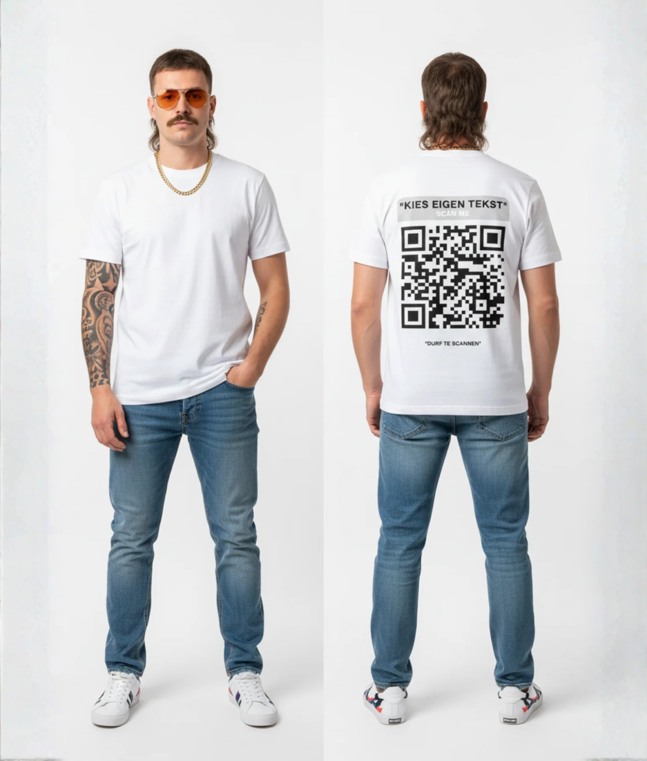 Wit T-shirt met grijze eigen tekst banner, grote zwart-witte QR-code en DURF TE SCANNEN tekst op de rug