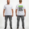 Wit T-shirt met neon groene eigen tekst banner, grote zwart-witte QR-code en DURF TE SCANNEN tekst op de rug