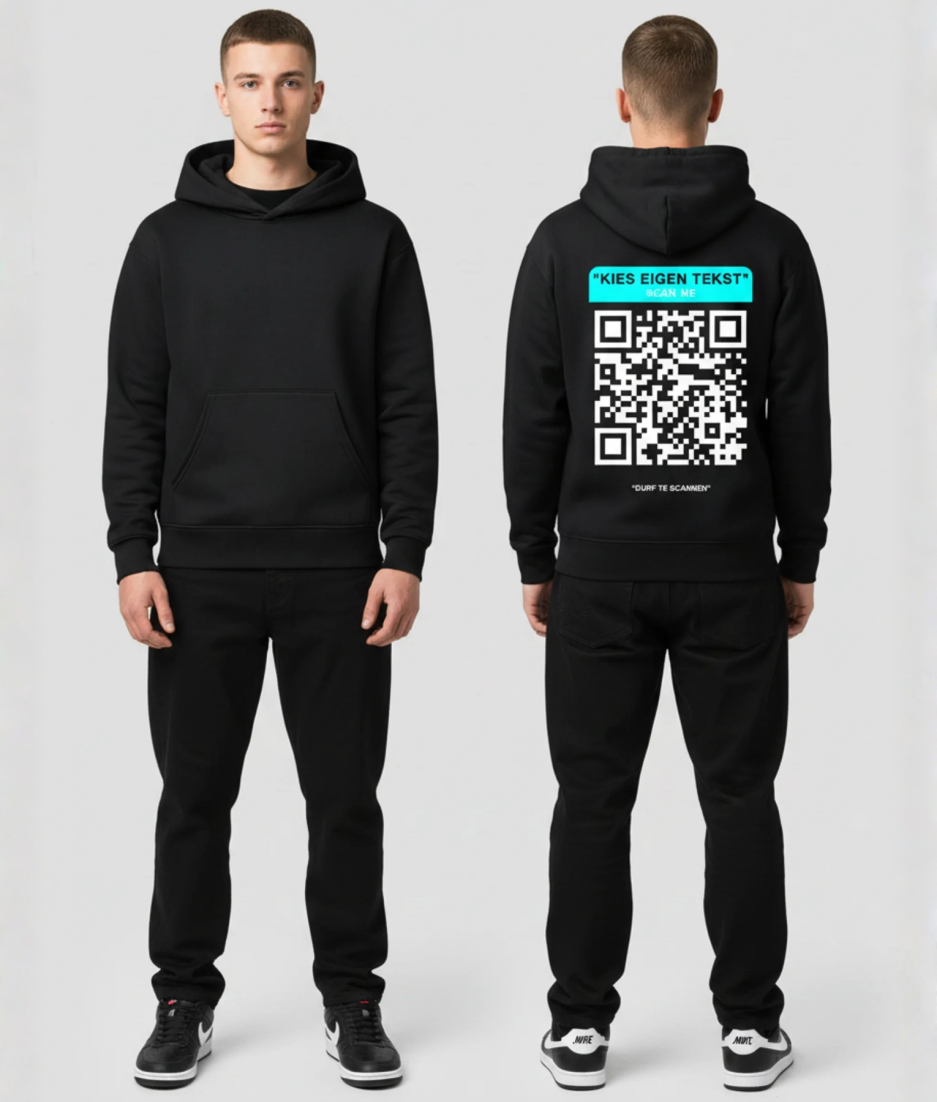 Zwarte hoodie met turquoise QR-code banner en eigen tekst op de rug