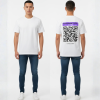 Wit T-shirt met paars eigen tekst banner, grote zwart-witte QR-code en DURF TE SCANNEN tekst op de rug