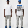 Wit T-shirt met blauw eigen tekst banner, grote zwart-witte QR-code en DURF TE SCANNEN tekst op de rug
