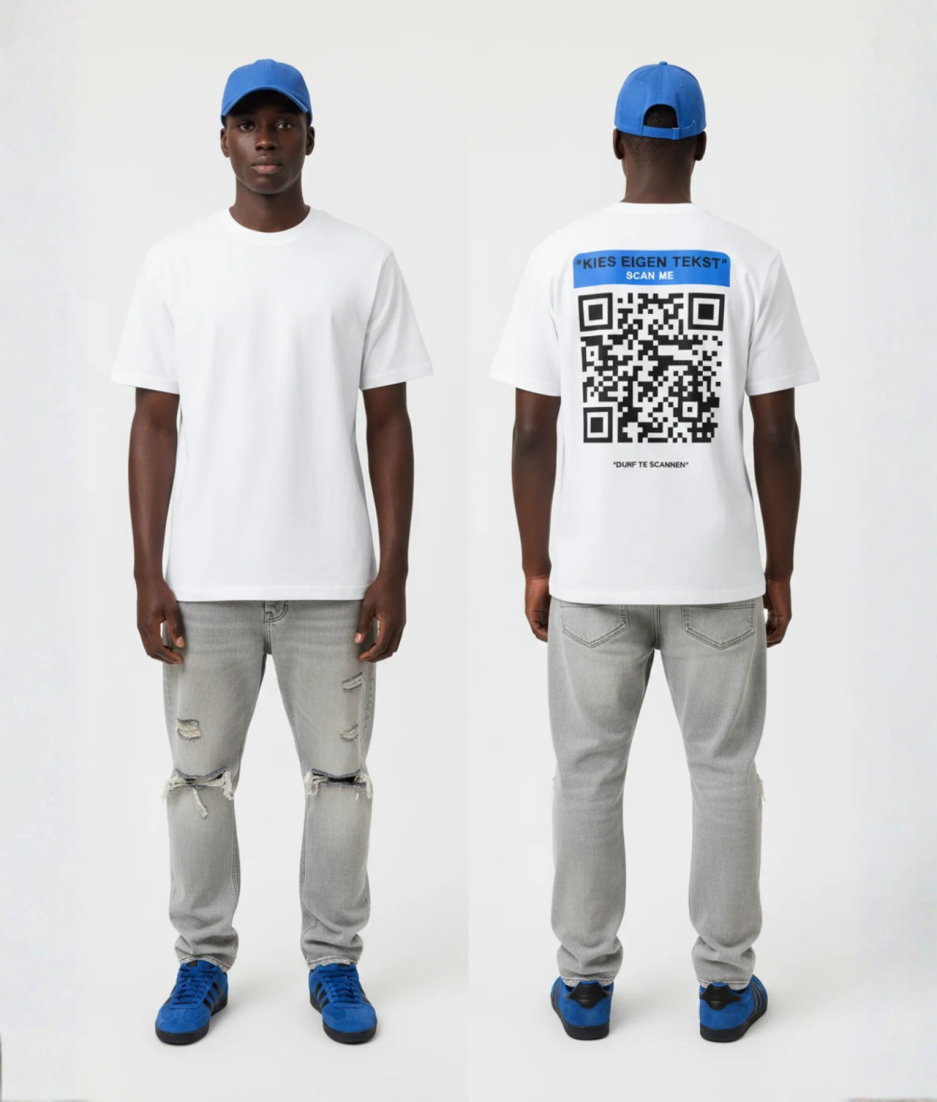 Wit T-shirt met blauw eigen tekst banner, grote zwart-witte QR-code en DURF TE SCANNEN tekst op de rug