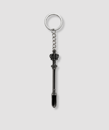 Zwart mini schep sleutelhanger met kroon figuur bovenop en zilveren sleutelring grappig feest accessoire cadeau