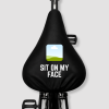 Zwarte fietszadelhoes met grappige SIT ON MY FACE tekst en landschaps illustratie grappige gepersonaliseerde zadelhoes cadeau voor fietsers