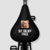 Zwarte fietszadelhoes met persoonsfoto en grappige SIT ON MY FACE tekst voorbeeld gepersonaliseerde zadelhoes met eigen foto cadeau voor fietsers