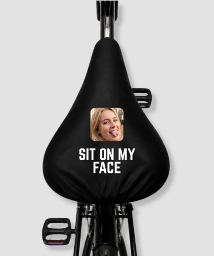 Zwarte fietszadelhoes met persoonsfoto en grappige SIT ON MY FACE tekst voorbeeld gepersonaliseerde zadelhoes met eigen foto cadeau voor fietsers