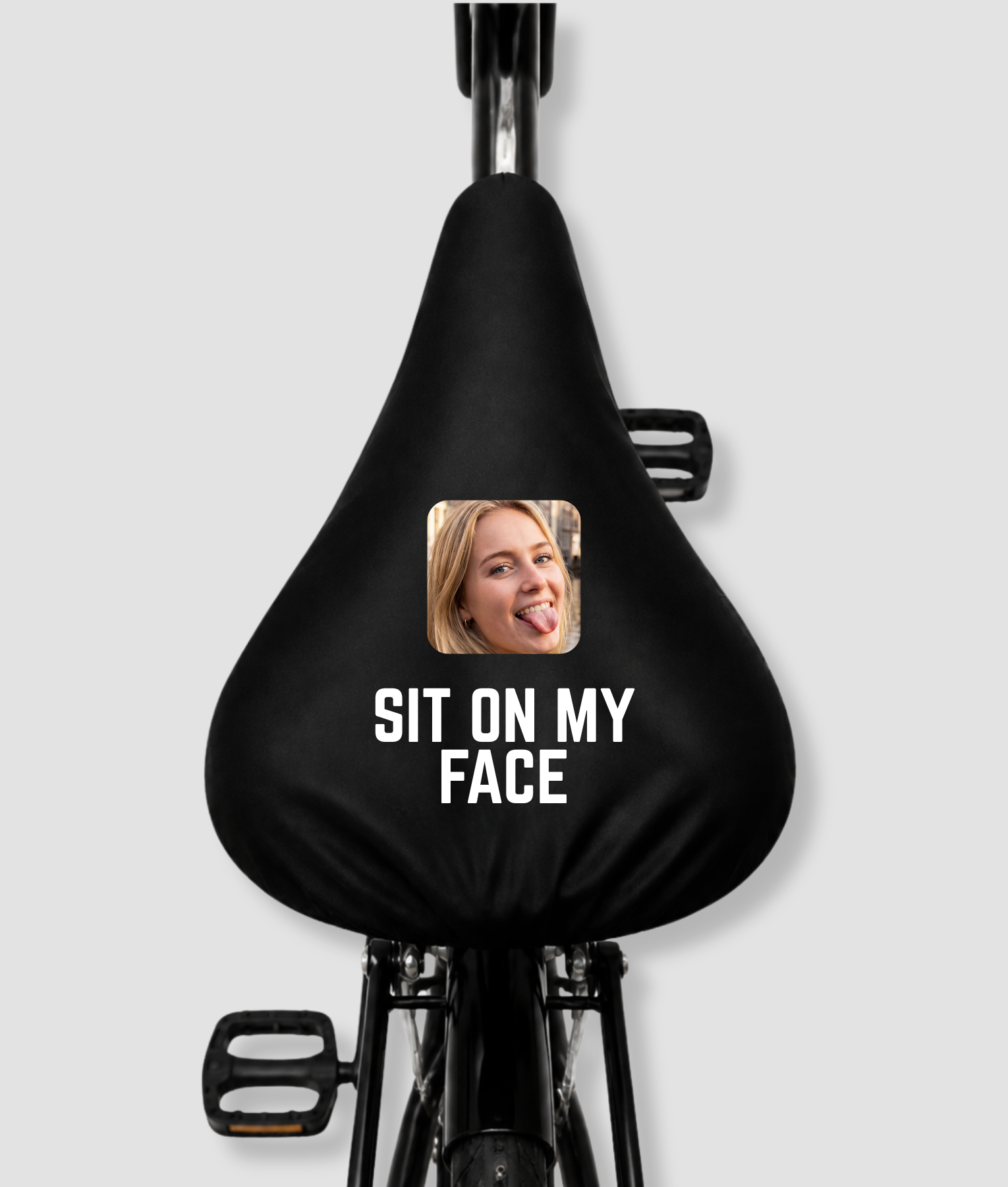 Zwarte fietszadelhoes met persoonsfoto en grappige SIT ON MY FACE tekst voorbeeld gepersonaliseerde zadelhoes met eigen foto cadeau voor fietsers