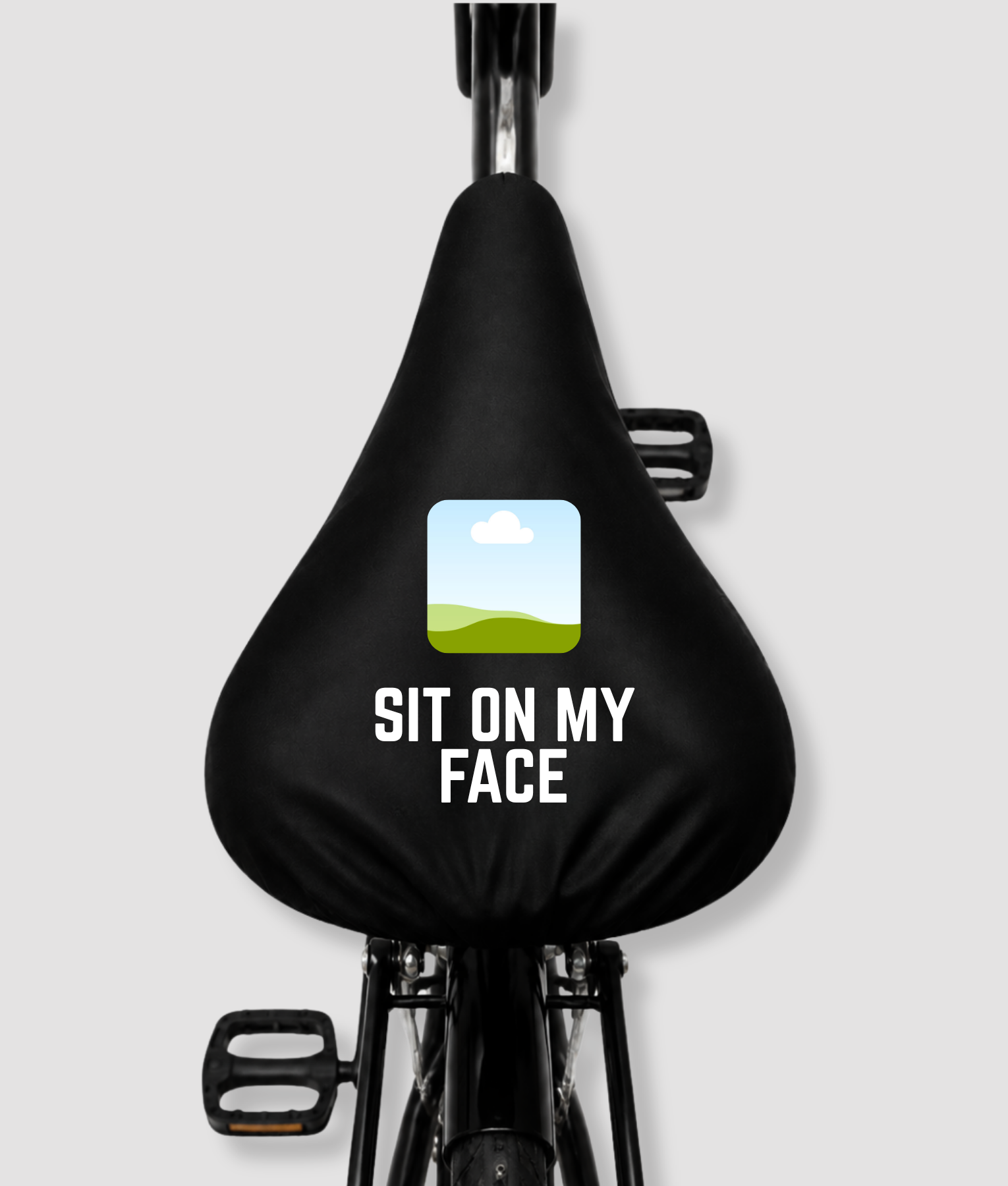 Zwarte fietszadelhoes met grappige SIT ON MY FACE tekst en landschaps illustratie grappige gepersonaliseerde zadelhoes cadeau voor fietsers