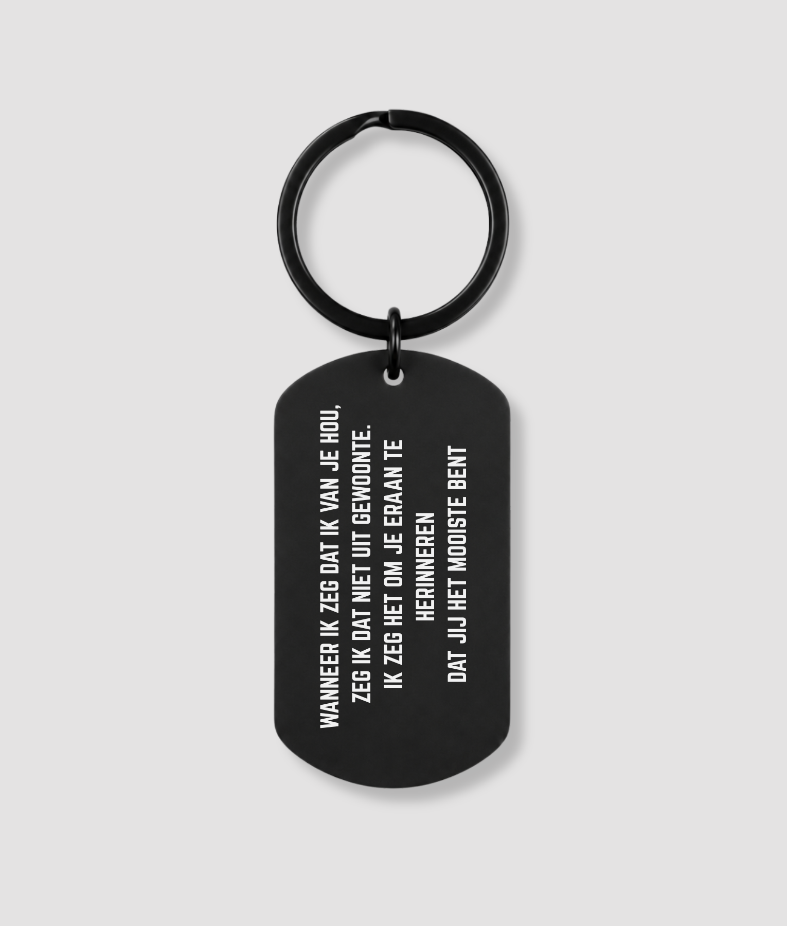 Zwarte dog tag sleutelhanger met witte tekst gravure eigen tekst